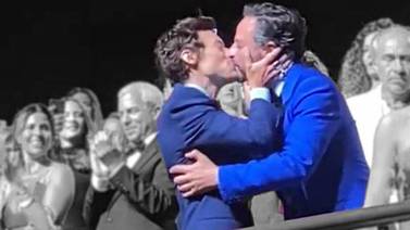 Harry Styles le planta un beso a un hombre en el festival de cine de Venecia